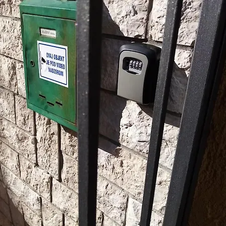 Zelena Oaza U Centru Grada Privatunterkunft